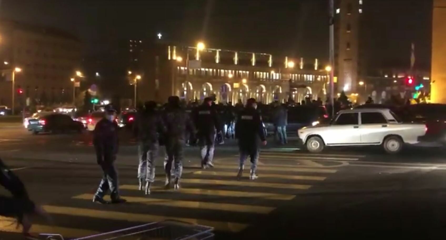 В Сети появились кадры новых задержаний протестующих в Ереване 