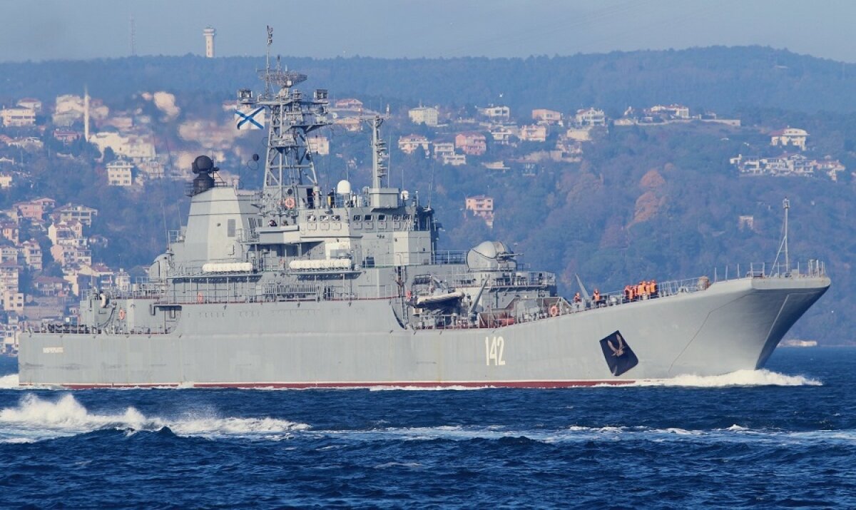 На Босфоре "тесно" от российских десантных кораблей: кадры прохода трех боевых судов попали в Сеть