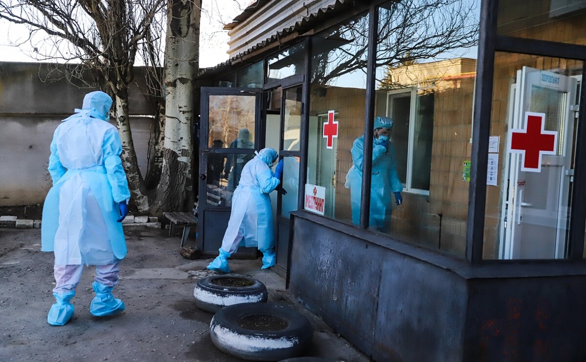 ​Стирают не только одноразовые костюмы, но и бахилы: в Сети опубликованы кадры из украинской больницы
