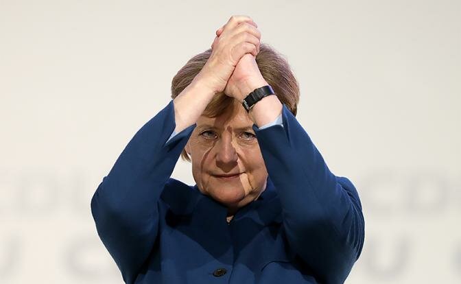 Меркель поздравила Зеленского с победой и пригласила в Берлин