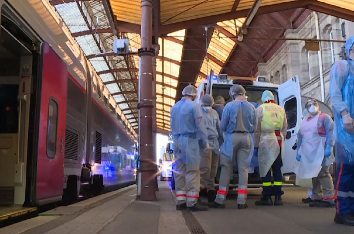 Франция эвакуирует больных с коронавирусом на скоростных "поездах-госпиталях"
