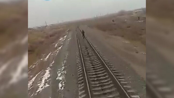 ​В Узбекистане поезд на огромной скорости раздавил подростка в наушниках – трагические кадры