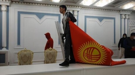 ​Оппозиция Бишкека избрала нового мэра: опубликованы кадры из Белого дома