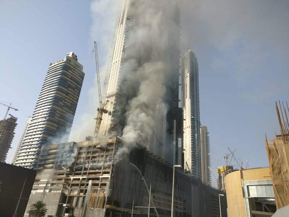 Бурдж халифа горит новости. Бурдж-Халифа Дубай пожар. Пожар в Бурдж Халифа 2020. Пожар в Дубае небоскреб. Пожар в Дубай Молл.