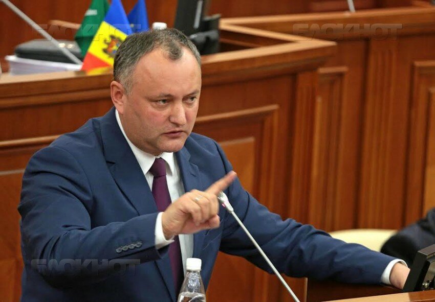 Додон пошел против правительства и поддержал сохранение деятельности в Молдавии российских миротворцев 