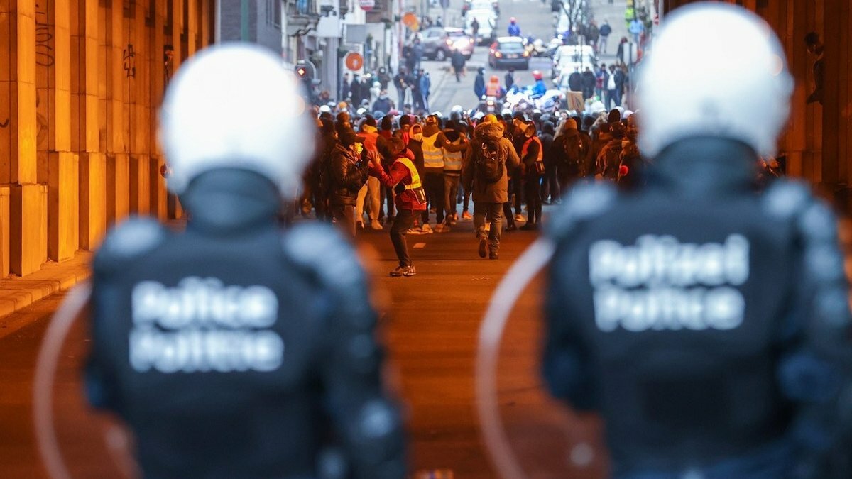 Свыше полусотни митингующих задержали в Бельгии из-за гибели темнокожего парня: кадры с места события 