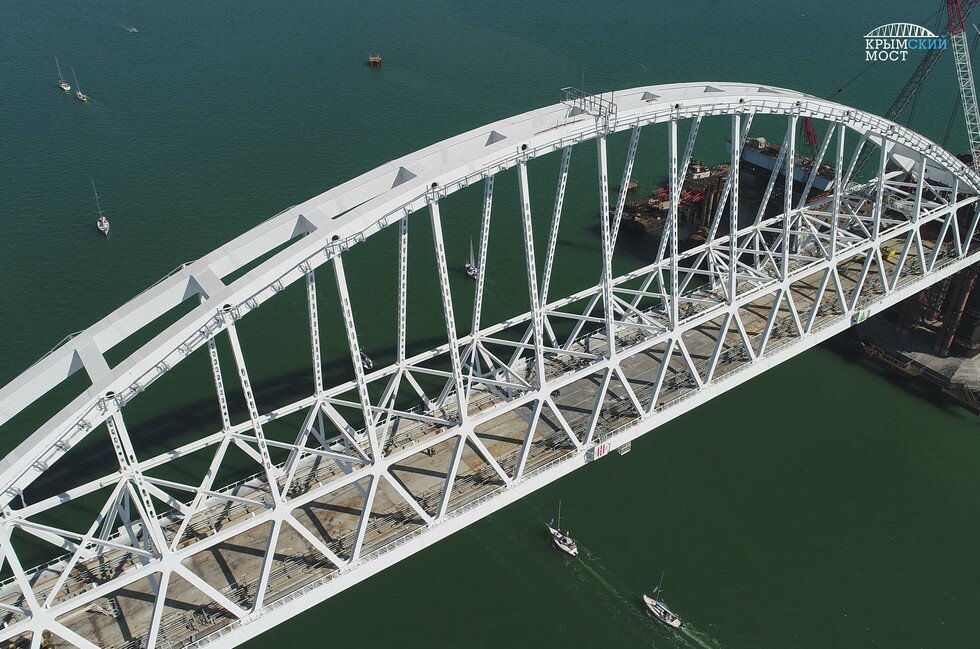 Более 200 яхт впервые прошли под аркой Крымского моста – опубликованы эффектные кадры 