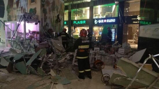 ​ЧП в Минске: в ТРЦ "Арена-Сити" произошло обрушение потолочного перекрытия - кадры