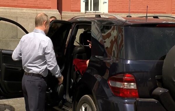 Песков рассказал о неизвестном спутнике или спутнице в автомобиле Путина на Валааме