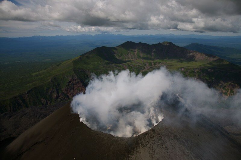 На Курилах буйствует вулкан Эбеко: огромный столб пепла поднялся в высоту над гигантом - кадры