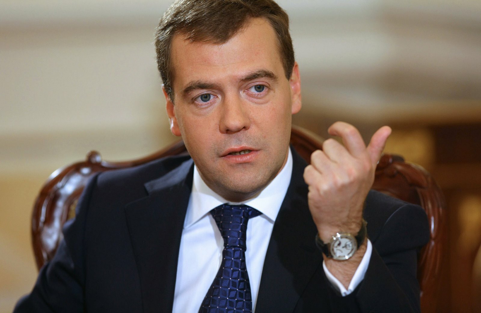 "А другие к этому готовы?" Медведев считает, что "Единая Россия" сильная партия, т.к. согласилась на двойное голосование