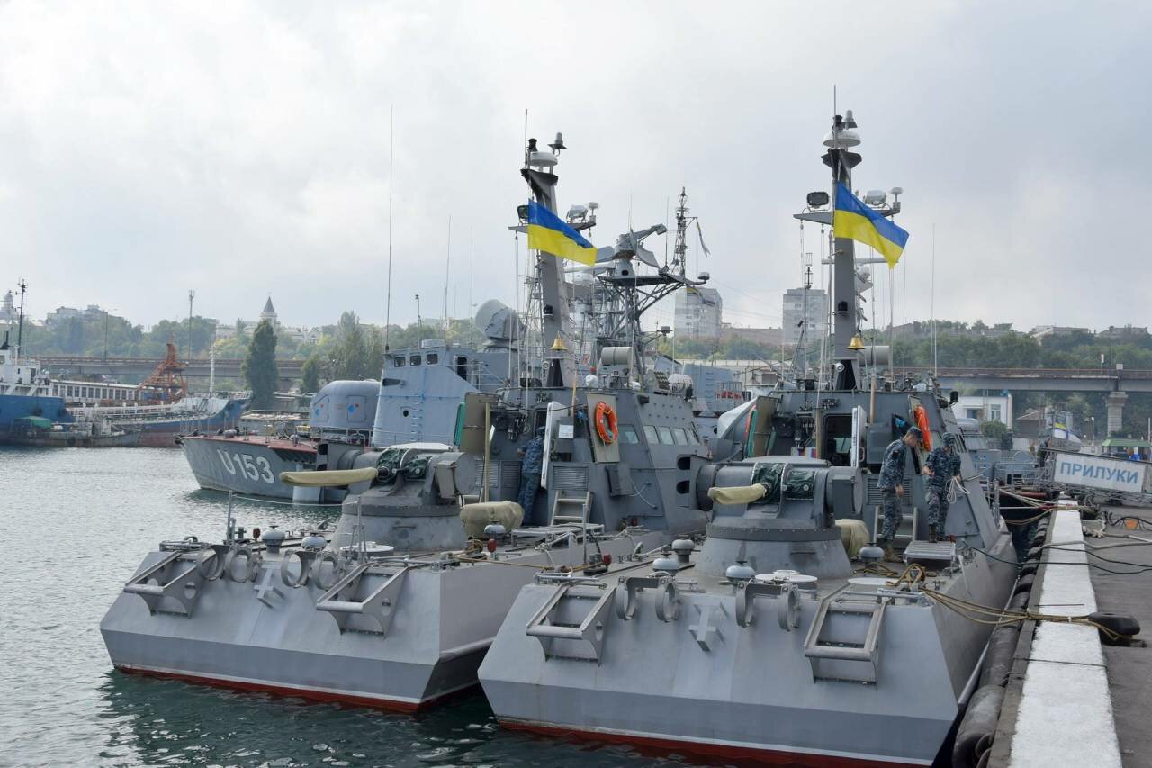 Киев обвинил Россию в "провокации" против боевых катеров ВМС Украины 