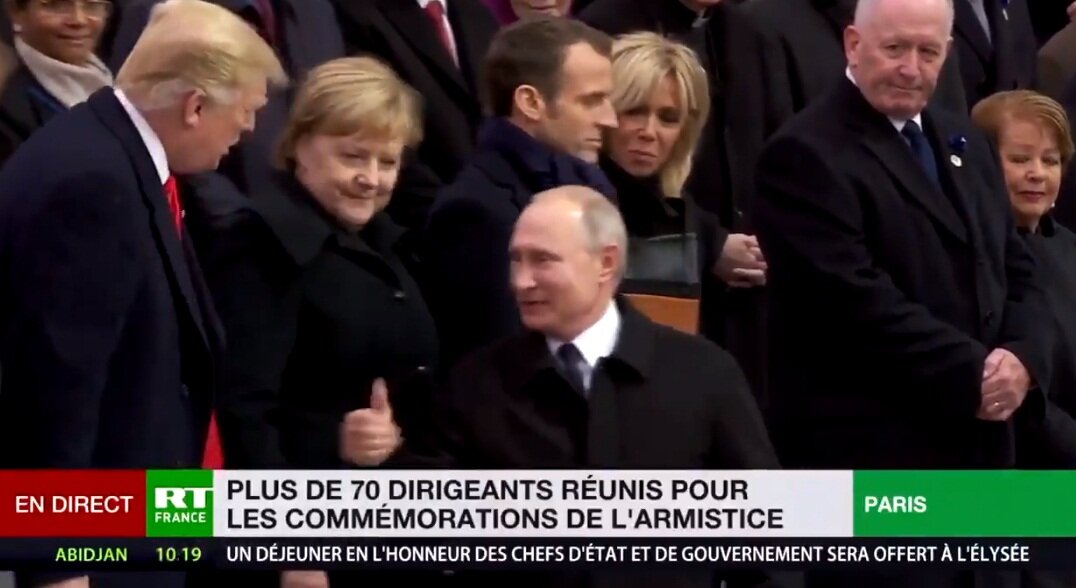Путин показал Трампу большой палец и похлопал по плечу – кадры из Парижа