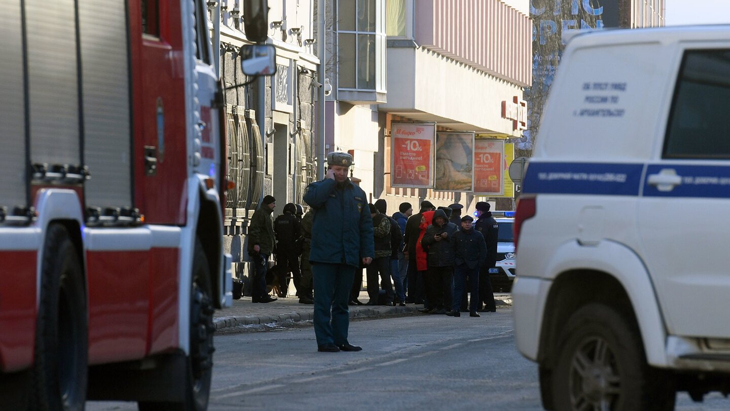 Приняты усиленные меры по поиску сообщников террориста-смертника, взорвавшего бомбу у здания ФСБ в Архангельске