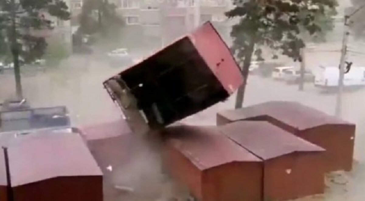 Видео разрушительного урагана в Чите - переворачивал гаражи и срывал крыши