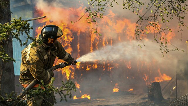 Волгоградская область в огне: пожары стирают с лица земли целые села, через Дон летают огненные шары - кадры