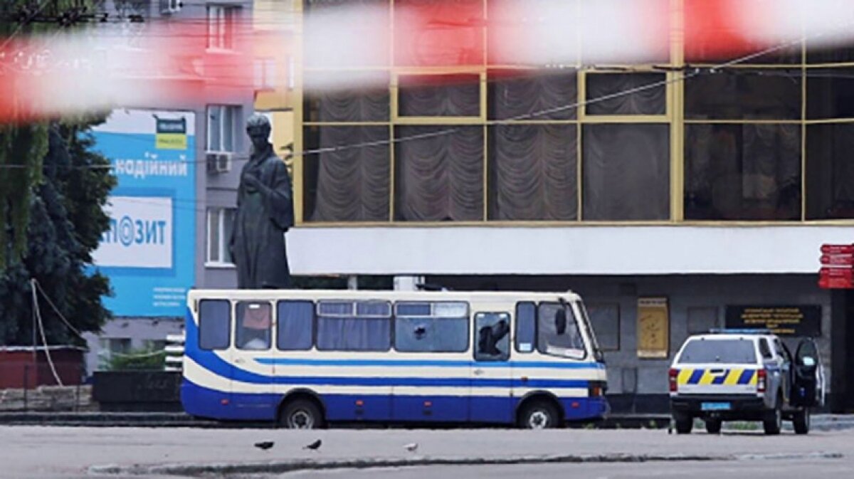 У захваченного в Луцке автобуса с пассажирами гремят взрывы и выстрелы: появилось видео с места происшествия