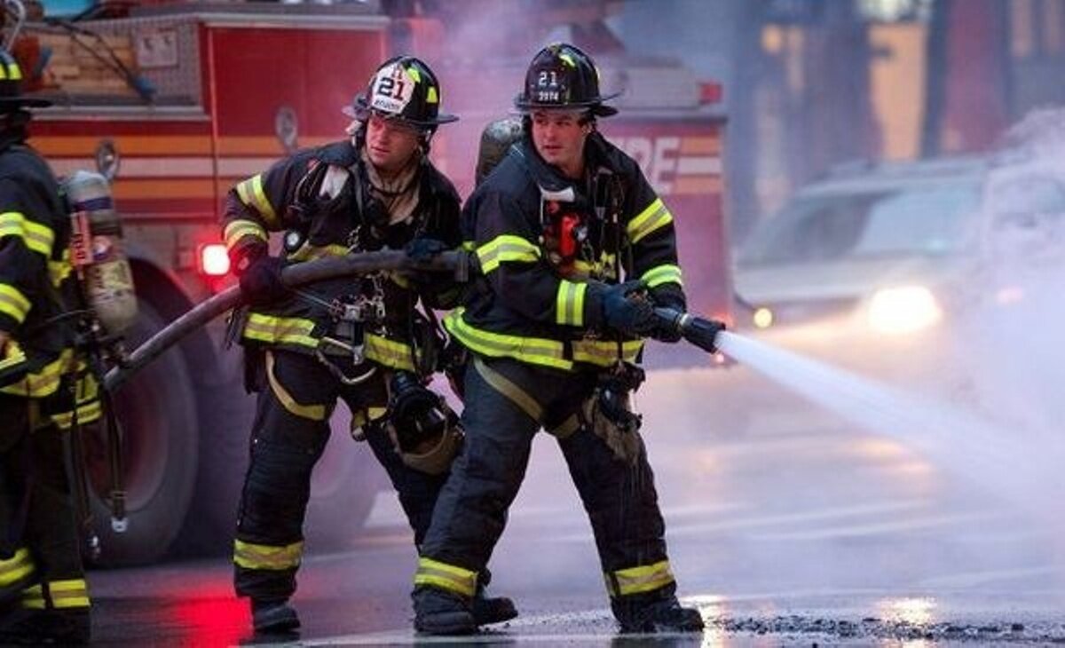 Взрыв в вегасе. Пожарная служба в Америке. Пожарные в Америке. Форма американских пожарных. Форма пожарного в Америке.