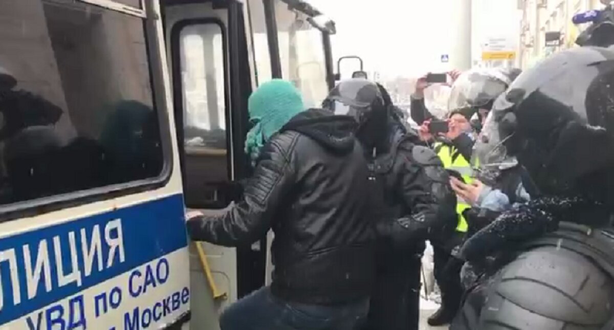 Видео задержаний на митингах Навального в Москве: у участника нашли травматический пистолет