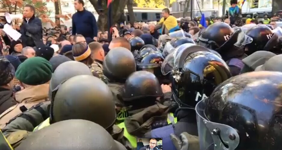 Попытка активистов прорвать кордон у Рады в Киеве закончилась дракой с полицией – кадры 