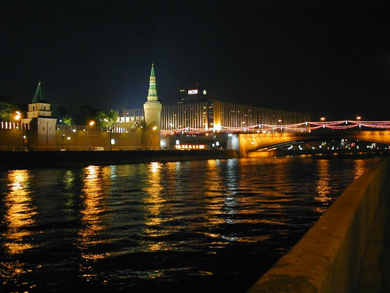 В ГИБДД назвали причину, по которой Infiniti в центре Москвы проломила ограду набережной и рухнула в реку