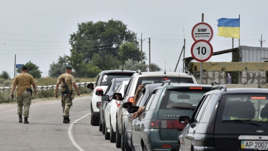 Украина решила ограничить пропуск российских граждан на границе с Крымом
