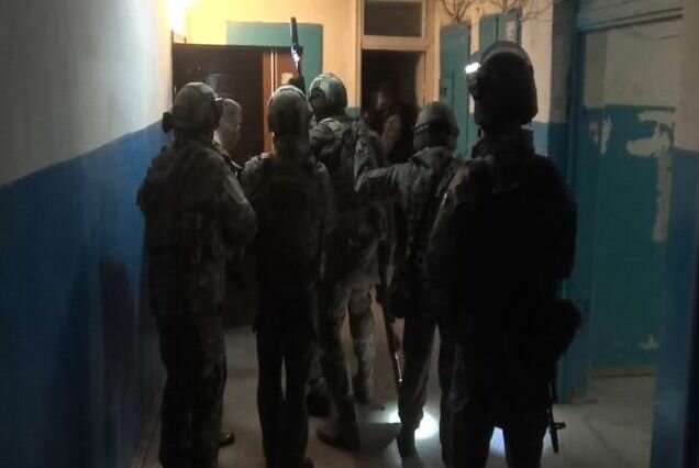 В Севастополе мужчина открыл огонь из ружья в квартире с матерью и ребенком: силовики пошли на штурм - кадры
