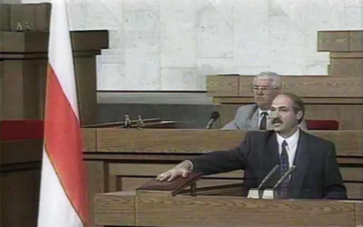 ​Лукашенко о своей присяге в Орше под бело-красно-белым флагом: "Никакой конспирологии"