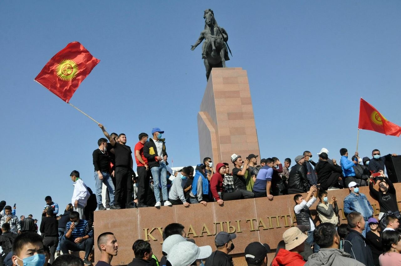 Митингующих в Киргизии милиция разгоняет светошумовыми гранатами