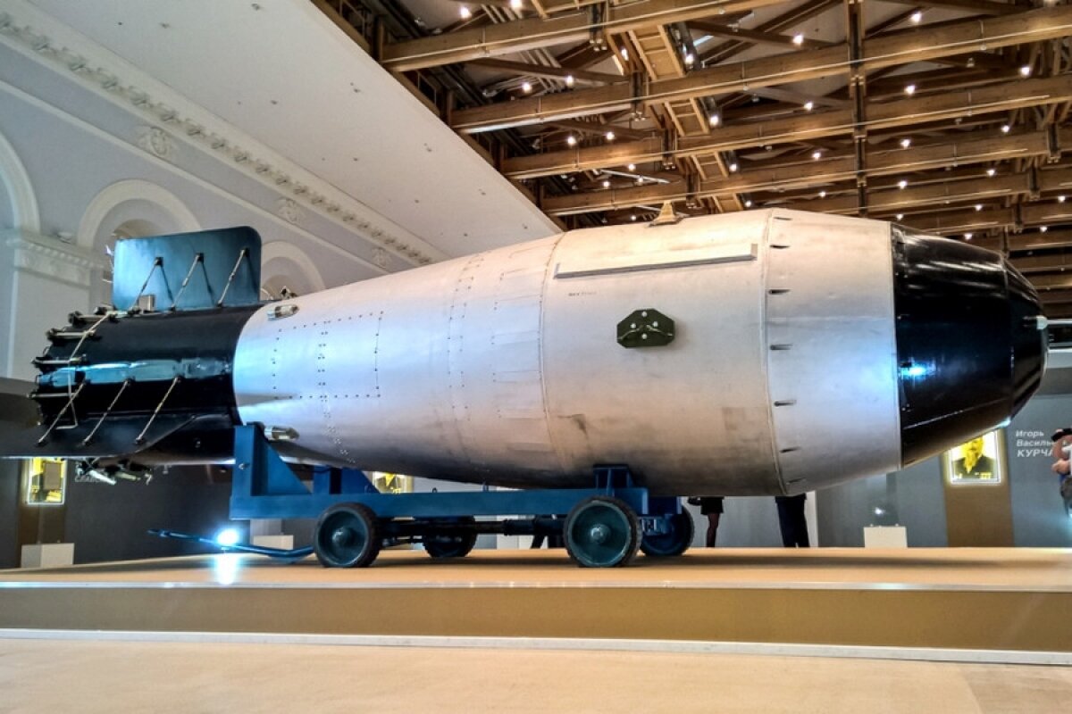 Какая бомба мощнее водородной. Ан602 царь-бомба. Царь-бомба (ан602) – 58 мегатонн. Термоядерная бомба ан602 ("Кузькина мать"). Царь бомба 1961.