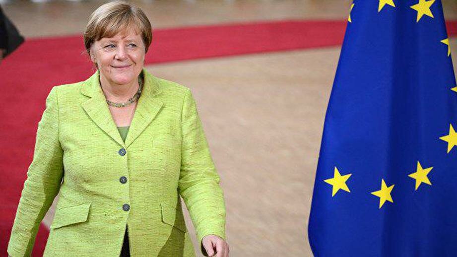 Последствия оон. Меркель в голубом костюме. Палетка Меркель костюмы.