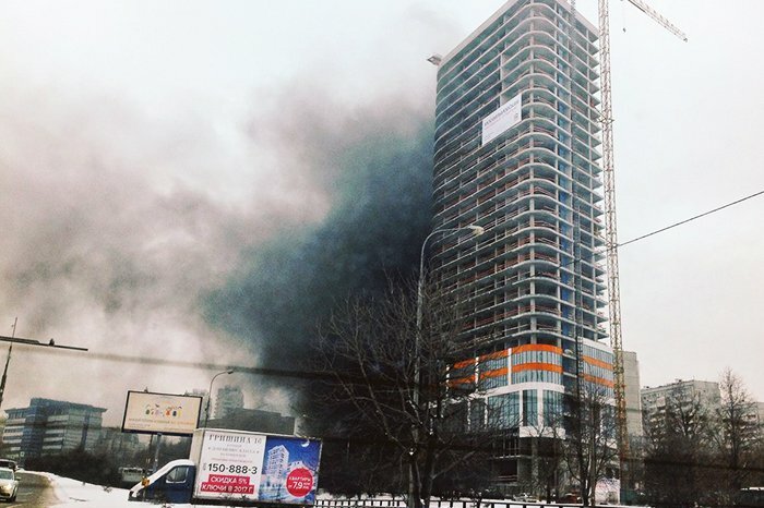 Дым окутал запад Москвы - сотрудники МЧС спасли рабочих из горящего здания, есть пострадавший