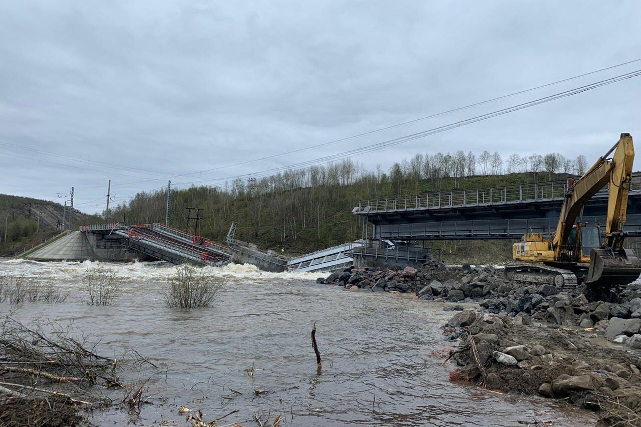 В Мурманской области мощный паводок уничтожил железнодорожный мост – кадры ЧП