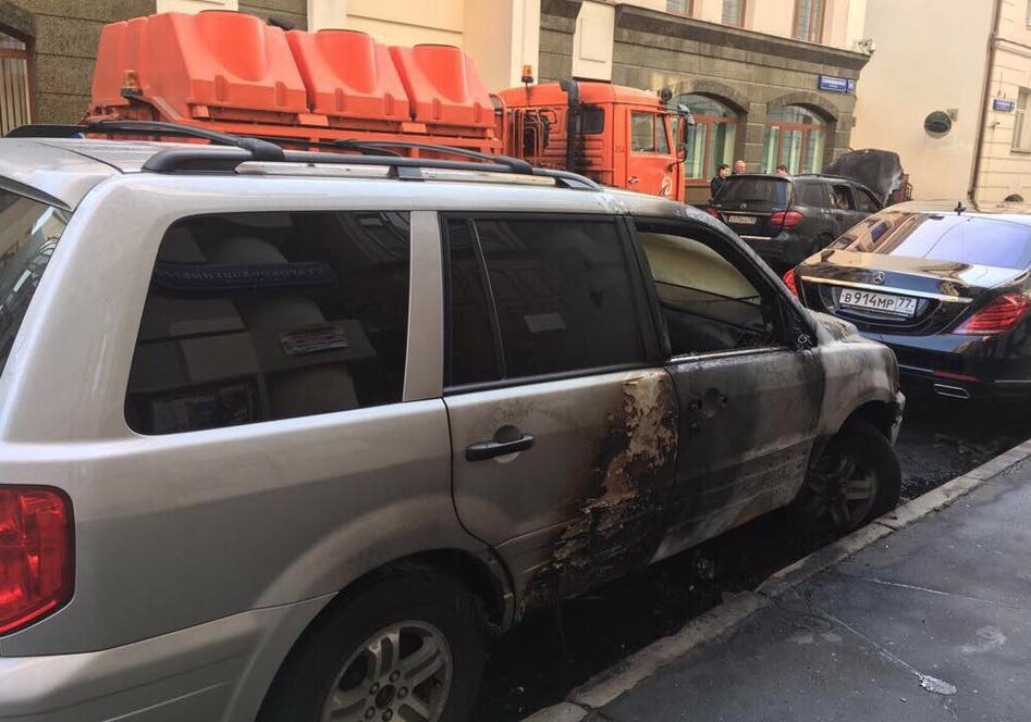 Очищение огнем: недовольные “Матильдой” подожгли автомобили возле офиса адвоката Учителя - кадры