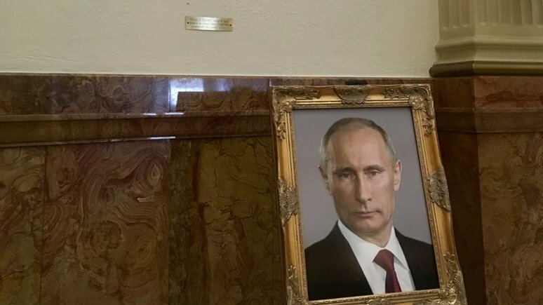 Американские русофобы будут в ярости: в США повесили портрет Путина вместо портрета Трампа – кадры