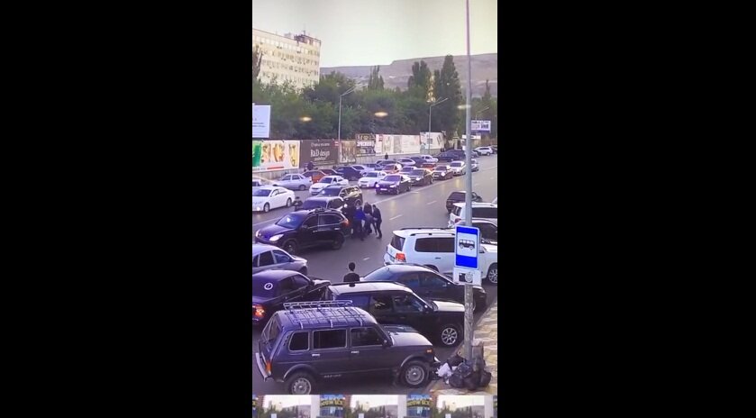 СМИ: охрана главы МВД Дагестана повалила на дорогу и избила не пропустившего кортеж водителя – кадры
