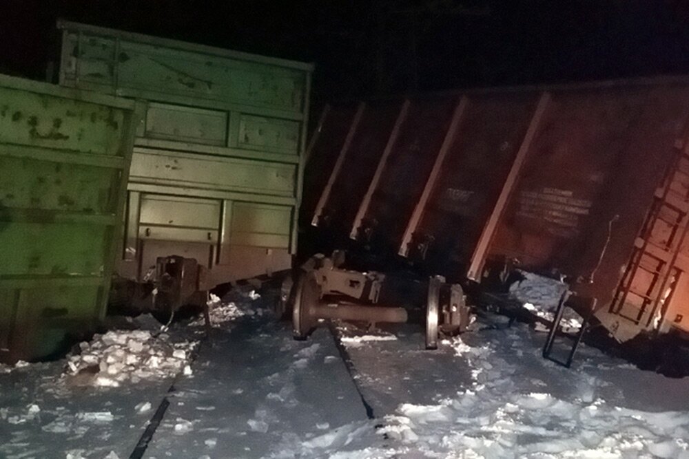 Более десятка вагонов с алюминиевой рудой сошли с рельсов в Пермском крае – подробности