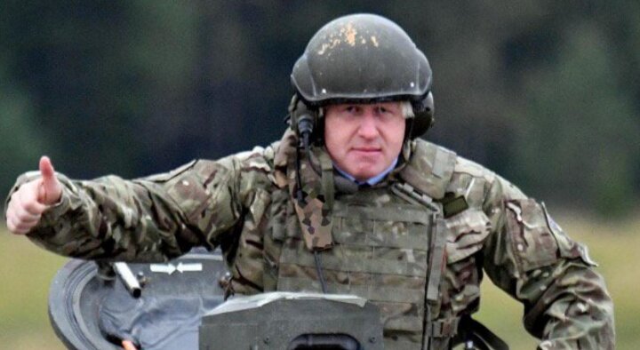 Снимок главы МИД Британии Джонсона в танке стал объектом шуток российского посольства – кадры