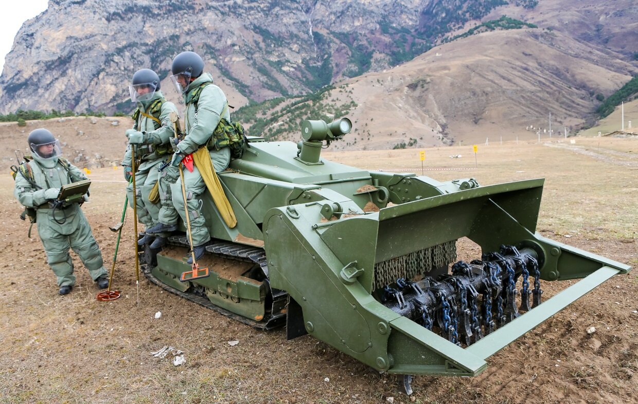 Российские миротворцы показали, что задействуют в Карабахе автоматизированные установки по разминированию "Уран-6"
