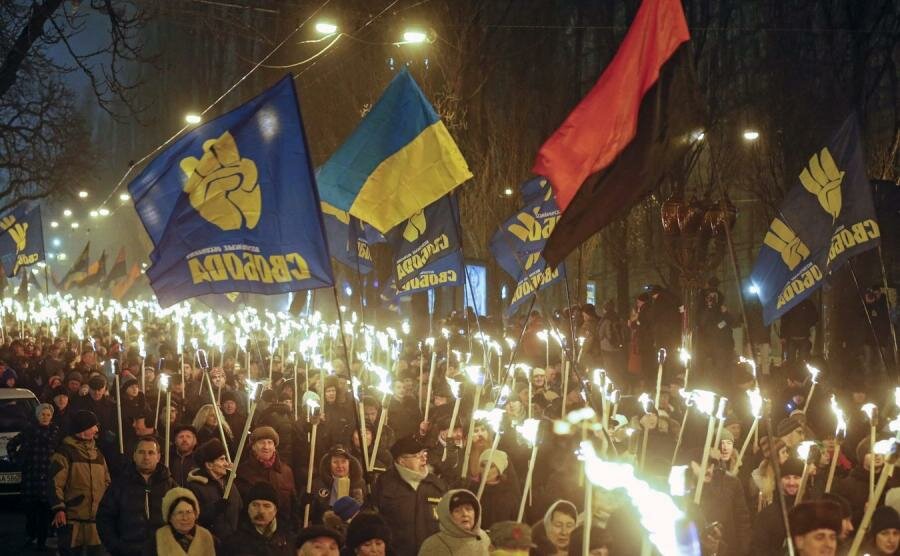 "Шабаш" радикалов в Киеве: националисты отмечают день рождения Бандеры факельным шествием – кадры