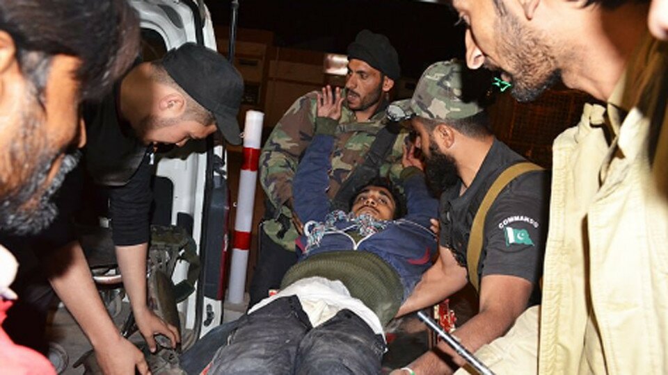 Шокирующий теракт в Пакистане: террористы взяли в заложники 200 курсантов полиции и взорвали 60 человек при начале штурма (кадры)