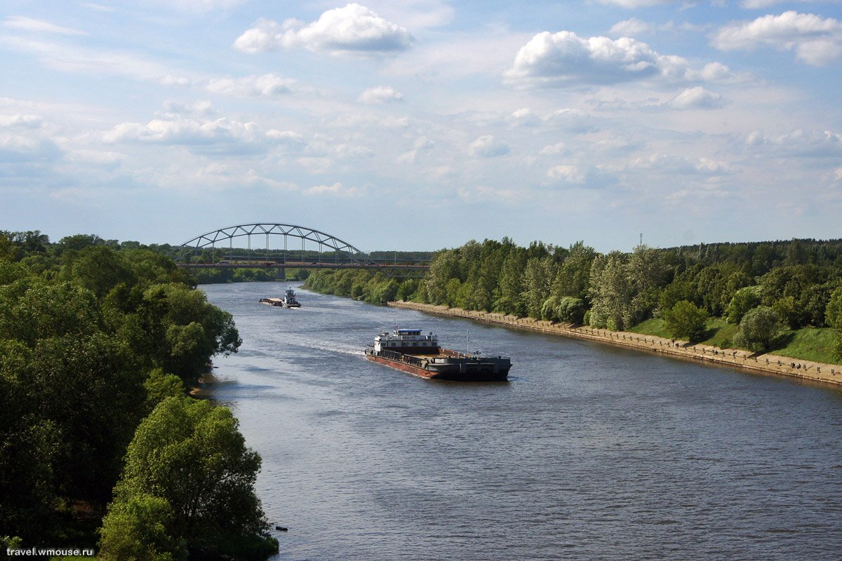 Столичные бомжи отправились в плавание по Москве-реке на угнанной барже