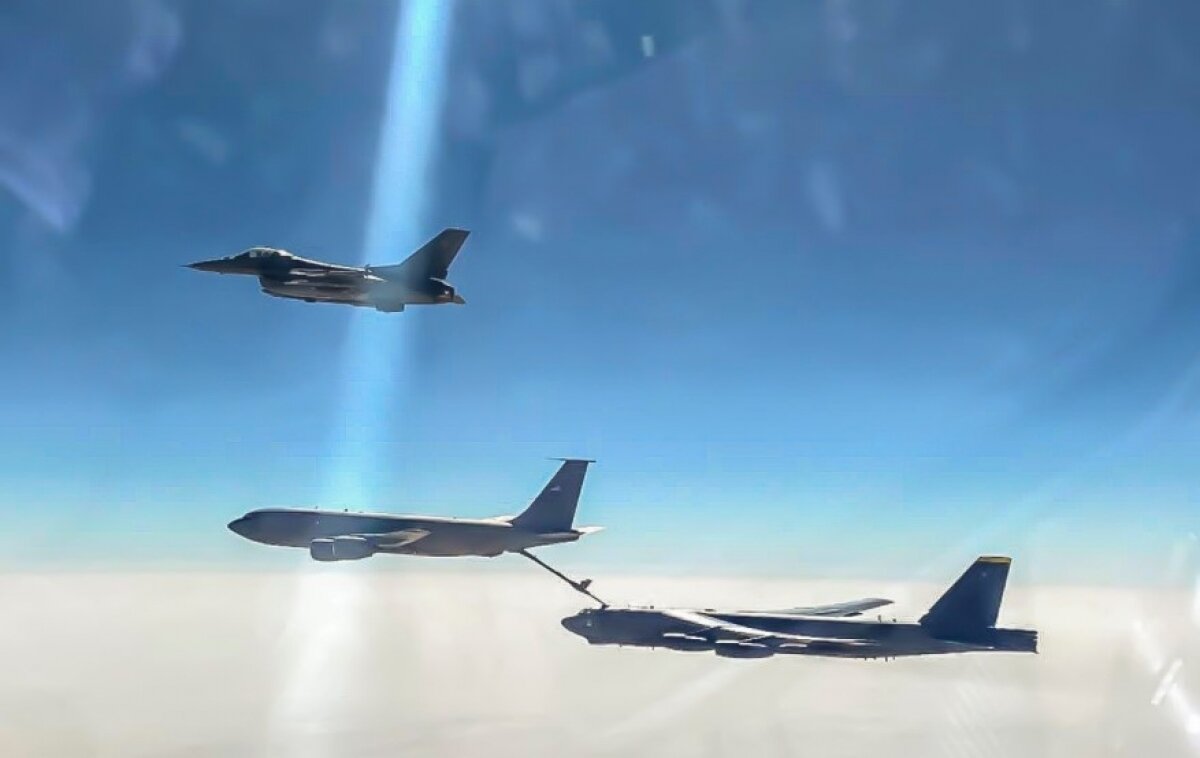 ВВС США показали видео дозаправки B-52H в воздухе, переброшенных ближе к Ирану 