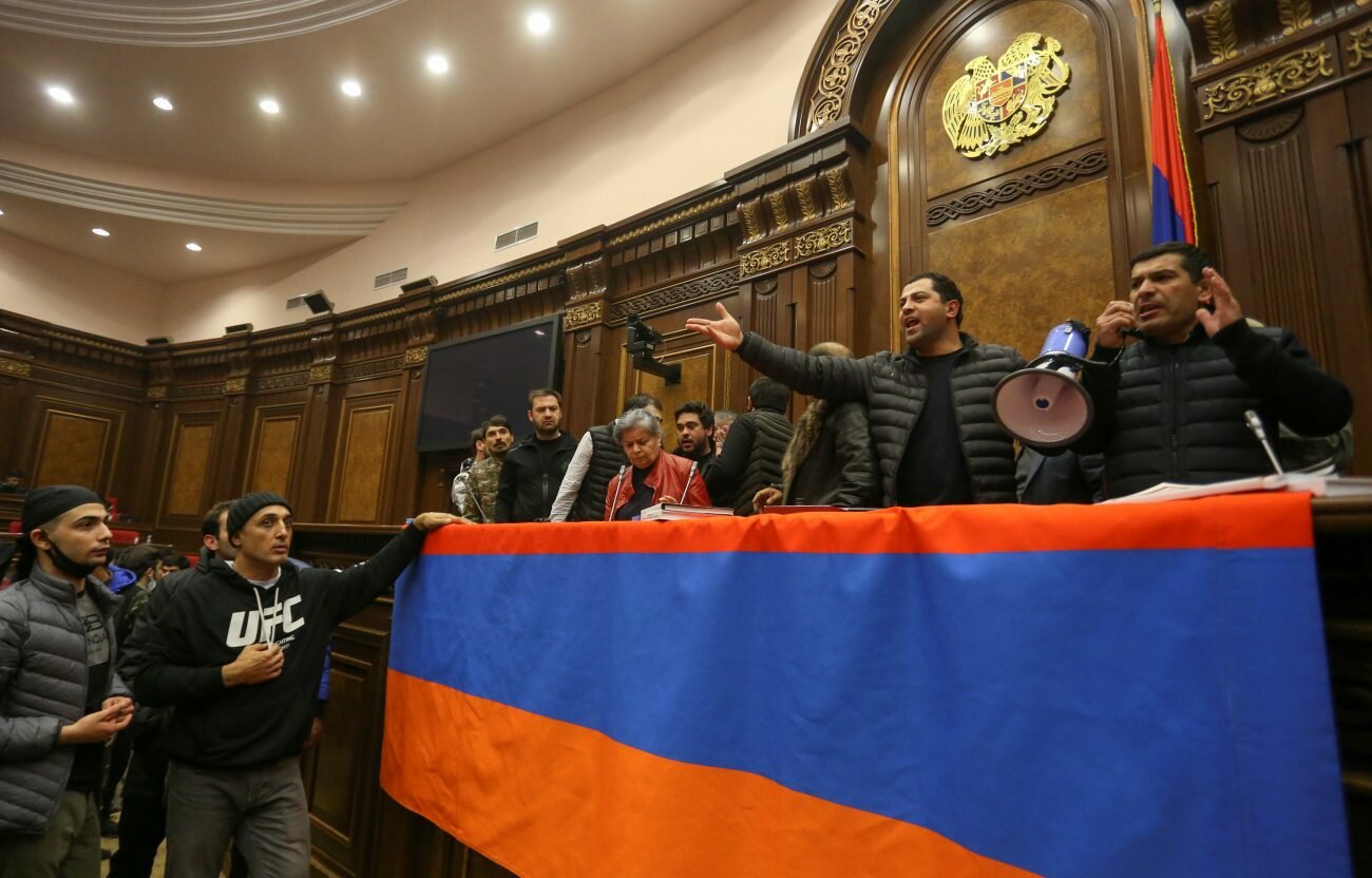 ​В Ереване протестующие освободили парламент и поставили условие