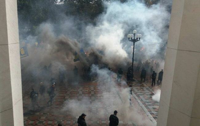 Киев опять "майданит": националисты-радикалы задымили столицу Украины горящими шинами – кадры