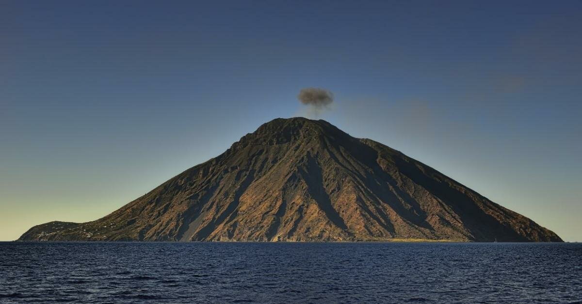 В Италии проснулся мощный вулкан: черный дым и раскаленные камни летят в воздух - видео