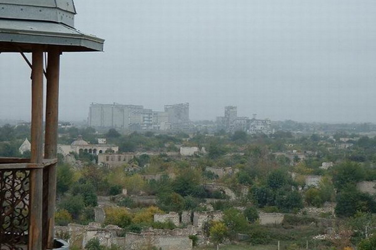 По азербайджанскому поселению Агдам армянская армия выпустила 350 снарядов