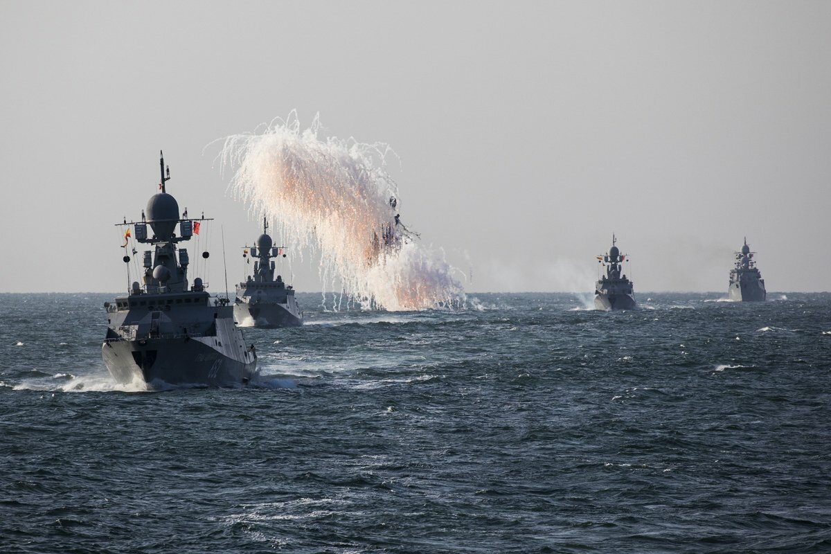 Больше десятка боевых кораблей РФ движутся из Каспия в Черное море 
