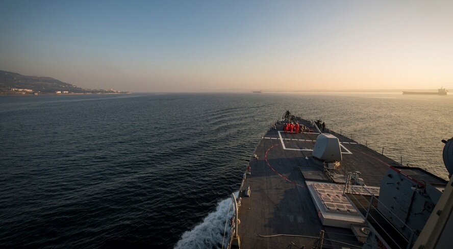 Российские корабли взяли "на прицел" зашедший в Черное море американский эсминец "Дональд Кук"