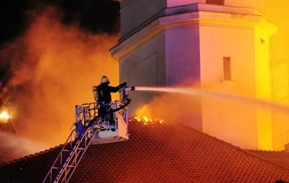В Бразилии обрушился горящий небоскреб с людьми внутри - есть жертвы: кадры не для слабонервных